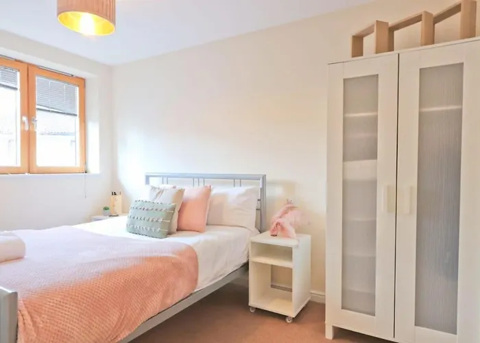 Holiday home Amazing 2 Bed Townhouse Walking Distance From Temple Meads Bristol